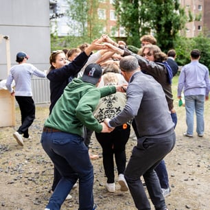 Une foule de personnes dansant ensemble à l'extérieur