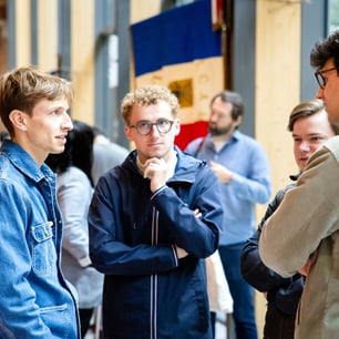 Un groupe de jeunes hommes discutant ensemble