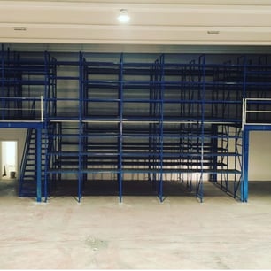 scaffalatura soppalcata in un magazzino (Dynamik Work Services)