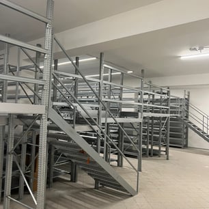 scaffalatura soppalcata realizzata da dynamik work services