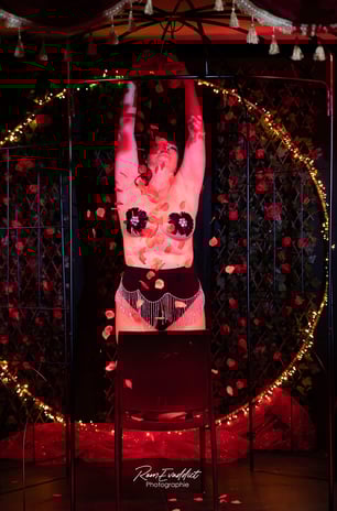 Cabaret, cols plumes, paillettes, talons strass, danseuse, showgirl, public, éventails, burlesque