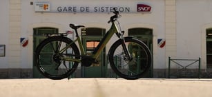 Vélo électrique vert de la marque lapierre devant la gare de Sisteron