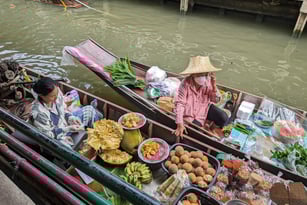 Khlong Lat Mayom Floating Market Bangkok. Bootsverkäuferin in Ihrem Boot