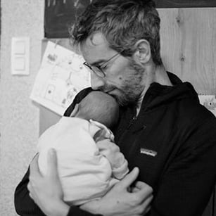 Papa et son bébé en postnatal