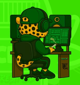 Leopardo Fresh CBD con auriculares trabajando en ordenador en fondo verde