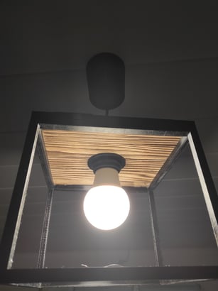 Lustre mêlant impression 3D et bois brûlé