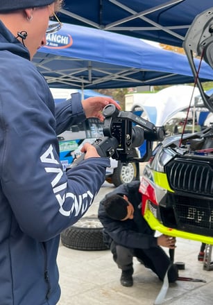 giuseppe cao videomaker con videocamera e macchina da rally