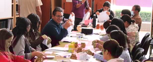 Un grupo de personas participando de un taller de libros instantáneos