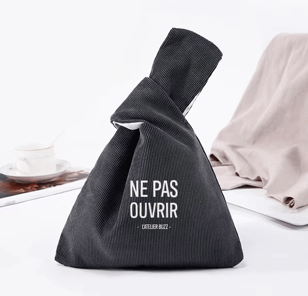 Collection de textiles personnalisés, incluant des t-shirts, casquettes et tote bags, reflétant l'id