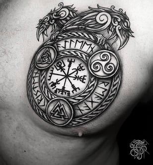 Tatouage viking intégrant un vegvisir, un valknut, un triskel, et un noeud celtique.
