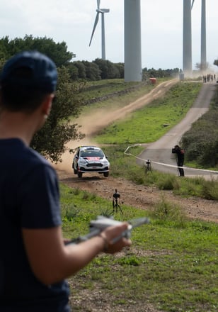 giuseppe cao con macchina da rally e drone