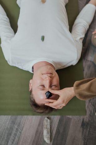 sesión de reiki con piedras
