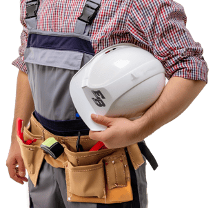 Ein Mann hält einen Schutzhelm und Werkzeuge an seiner Taille