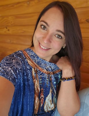 votre thérapeute hypnose PNL Reiki Manon Perret souriante bienveillante rassurante femme