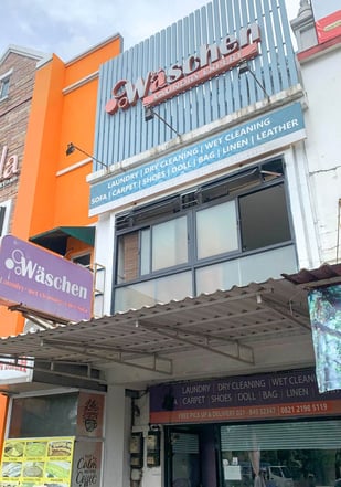 Tampak depan Waschen Laundry Kota Wisata, layanan laundry premium dengan fasilitas modern.