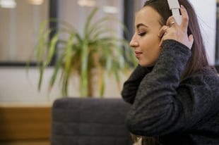 femme mettant ses écouteurs pour mieux se détendre