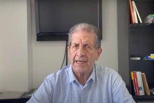 Alejandro atendendo no consultório