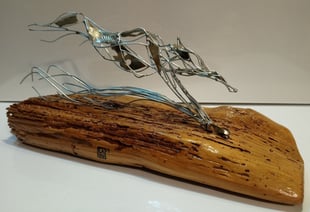 sculpture d'un chien en fer 