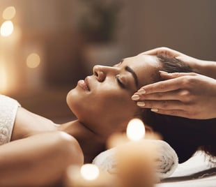 jeune femme apaisée par un soin holistique
