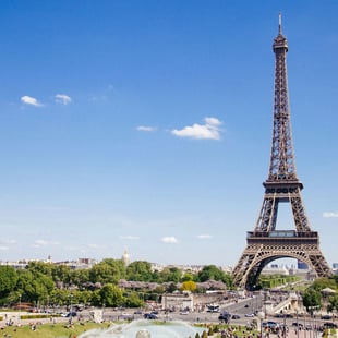 Eiffelturm mit Blick auf die Gebäude von Paris