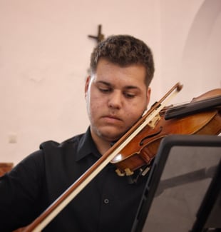 Violín en ceremonia religiosa