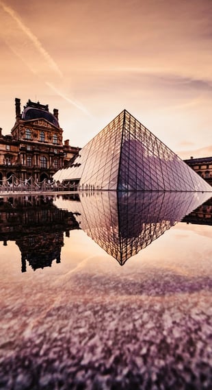 Fachada externa do museu do Louvre em Paris
