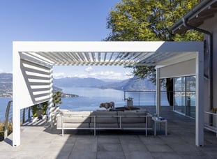 pergola à toile rétractable, lyon et rhône alpes, bioclimatique, store, stomfy, pergola, sur mesure 