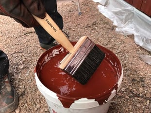 Peinture de falun mélange dans un pot et pinceau brosse