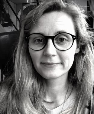 Portrait photo en noir et blanc artiste Eva Girardeau 