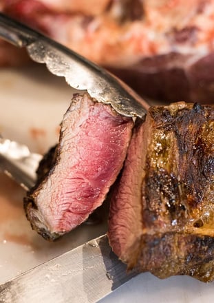 Carnes maduradas  y parrilla tipo Argentina en el restaurante Vinos y Parila V.&.P en Filandia 