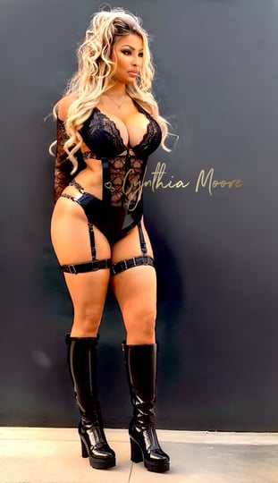 Curvy Female escort in Amsterdam Schiphol