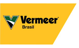 O mercado brasileiro de biomassa exige equipamentos que ofereçam alta eficiência, produtividade e qualidade. Atendendo a essas necessidades, a Vermeer apresenta o Picador de Árvores Inteiras WC2500TX, agora recalibrado e reconfigurado para proporcionar um desempenho superior. Em entrevista com Luís Gustavo Balzan, especialista da Vermeer, destacamos as principais melhorias e benefícios deste equipamento inovador.  Recalibração do Motor: Mais Eficiência com Menor Consumo Uma das principais atualizações do WC2500TX é a recalibração do motor, que agora oferece até 10% de economia no consumo de combustível, resultando em uma redução de até 12 litros por hora. Essa melhoria não só diminui os custos operacionais, mas também contribui para a sustentabilidade ambiental, um fator crucial no setor de biomassa.  Otimização do Sistema de Transmissão: Aumento de Produtividade A otimização do sistema de transmissão é outra inovação significativa. Com essa atualização, o WC2500TX apresenta um aumento de 25% na produtividade, permitindo que os operadores processem mais madeira no mesmo tempo de operação. Essa eficiência aprimorada se traduz em maior lucratividade e competitividade no mercado.  Uniformidade na Granulometria: Qualidade Consistente dos Cavacos A qualidade dos cavacos é essencial para diversas aplicações no setor de biomassa. O WC2500TX agora oferece um controle preciso da granulometria, com a possibilidade de ajustar o tamanho dos cavacos entre 5 mm e 70 mm. Essa flexibilidade garante que os operadores possam produzir cavacos uniformes e de alta qualidade, atendendo às especificações de diferentes clientes e aplicações.  Benefícios das Modificações: Economia, Produtividade e Confiabilidade As modificações realizadas no WC2500TX trazem benefícios claros para os operadores. A economia de combustível de até 18% e o aumento de produtividade de até 25% são apenas alguns dos destaques. Além disso, as recalibrações e reconfigurações aumentam a resistência nas partes vitais do equipamento, garantindo longas jornadas de trabalho sem comprometer a confiabilidade. logo