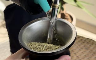 como cebar el mate