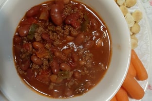 Wendys copycat chili w carrots and crackers