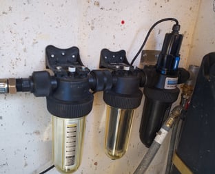 Système de filtration de l’eau avec filtres à charbon actif et UV pour une eau plus pure.