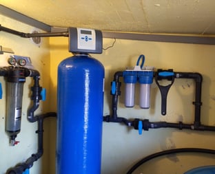 Système de filtration de l’eau avec filtres à charbon actif et UV pour une eau plus pure.