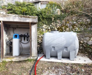 Réservoir de stockage d’eau avec pompe de reprise pour une distribution optimisée.