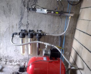 Système de filtration de l’eau avec filtres à charbon actif et UV pour une eau plus pure.