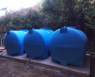 Réservoir de stockage d’eau avec pompe de reprise pour une distribution optimisée.