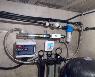 Système de filtration de l’eau avec filtres à charbon actif pour une eau plus pure.