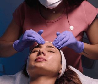 Limpieza facial profunda para mujeres