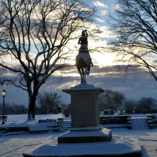 Monument de Jeanne d'Arc, de dos, hiver.