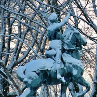 Monument de Jeanne d'Arc, profil droit.