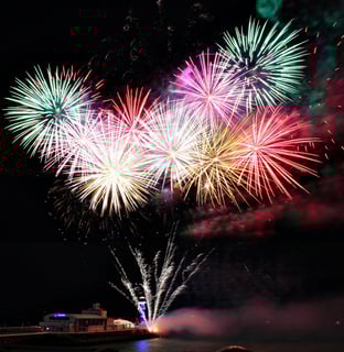 donkere achtergrond met vuurwerk 