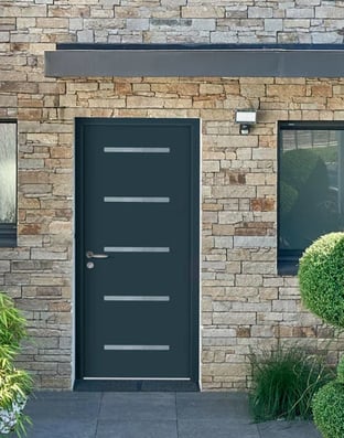 Porte d'entrée en aluminium dans la maison ancienne