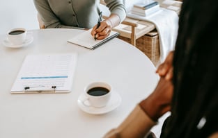 Femme en séance de coaching express, clarifiant une décision importante