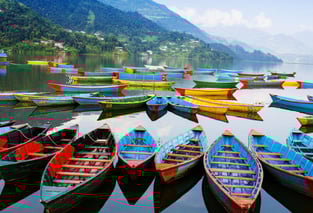 a bunch of boats are lined up in a circle