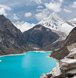 Vue sur l'artesonraju depuis la laguna Paron dans la région de Huaraz au Pérou.