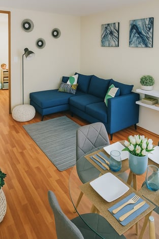 Interior ilustrativo de sala-comedor en departamento muestra con decoración moderna, piso laminado y
