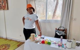 Nelly Mendonça avec son tee shirt ateliers créatifs